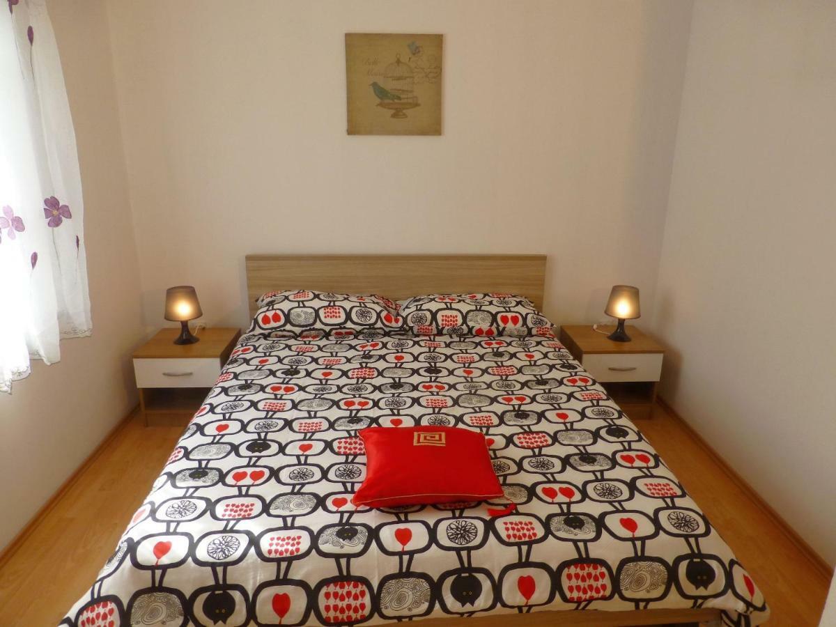 Apartments Kvesic 실로 외부 사진